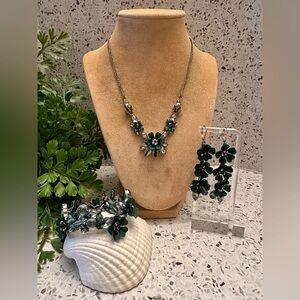 Floral necklace set in matte hunter green finish